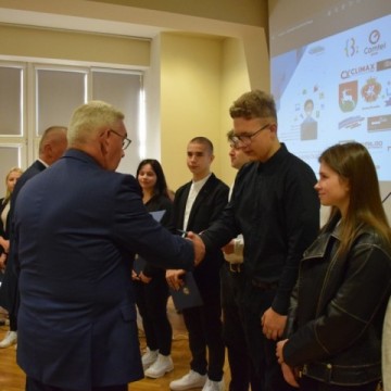 Uroczyste wręczenie certyfikatów ukończenia staży zawodowych Uczniom Technikum im. J. Piłsudskiego w Brzesku
