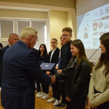 Uroczyste wręczenie certyfikatów ukończenia staży zawodowych Uczniom Technikum im. J. Piłsudskiego w Brzesku