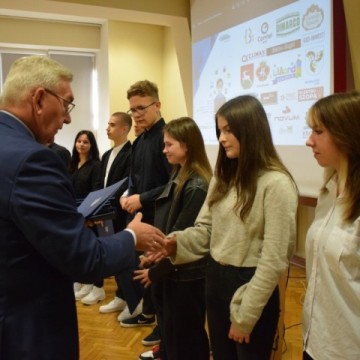 Uroczyste wręczenie certyfikatów ukończenia staży zawodowych Uczniom Technikum im. J. Piłsudskiego w Brzesku