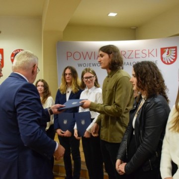 Uroczyste wręczenie certyfikatów ukończenia staży zawodowych Uczniom Technikum im. J. Piłsudskiego w Brzesku