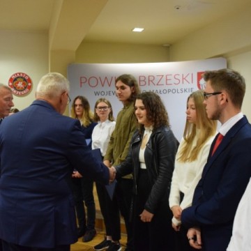 Uroczyste wręczenie certyfikatów ukończenia staży zawodowych Uczniom Technikum im. J. Piłsudskiego w Brzesku