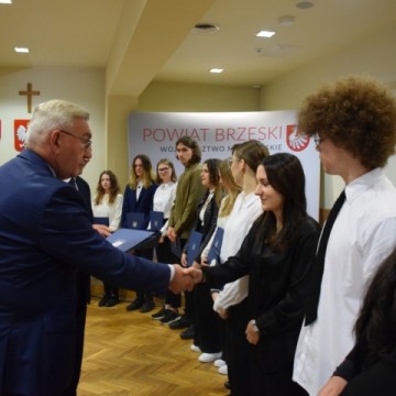 Uroczyste wręczenie certyfikatów ukończenia staży zawodowych Uczniom Technikum im. J. Piłsudskiego w Brzesku
