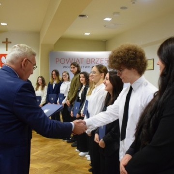 Uroczyste wręczenie certyfikatów ukończenia staży zawodowych Uczniom Technikum im. J. Piłsudskiego w Brzesku
