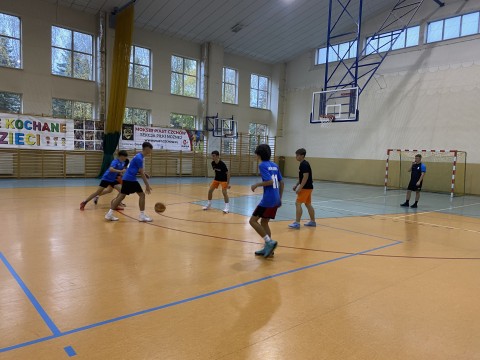 Powiatowe zawody sportowe w koszykówce