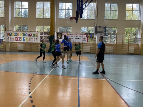 Powiatowe zawody sportowe w koszykówce