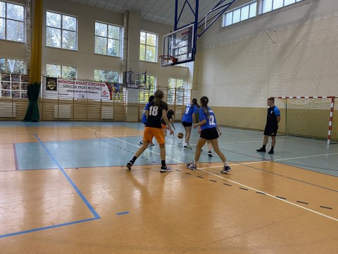 Powiatowe zawody sportowe w koszykówce