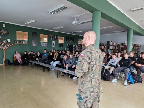 Spotkanie młodzieży z Technikum im. J. Piłsudskiego w Brzesku z przedstawicielami Wojskowego Centrum Rekrutacji w Tarnowie