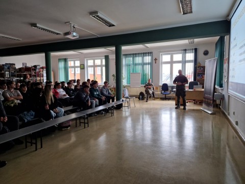 Spotkanie młodzieży z Technikum im. J. Piłsudskiego w Brzesku z przedstawicielami Wojskowego Centrum Rekrutacji w Tarnowie