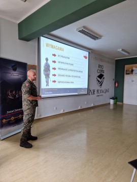 Spotkanie młodzieży z Technikum im. J. Piłsudskiego w Brzesku z przedstawicielami Wojskowego Centrum Rekrutacji w Tarnowie