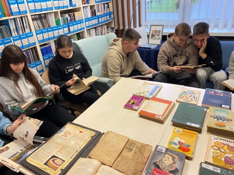 Wyjście młodzieży z Zielonki do biblioteki w ramach innowacji pedagogicznej „Zapomniane przepisy - powrót do tradycji”