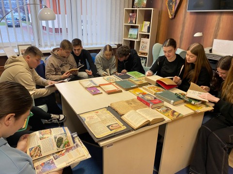 Wyjście młodzieży z Zielonki do biblioteki w ramach innowacji pedagogicznej „Zapomniane przepisy - powrót do tradycji”