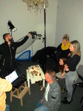 Nauczyciele Technikum na kursie fotografii produktowej.