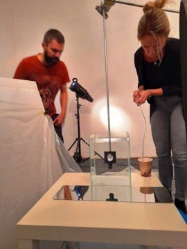 Nauczyciele Technikum na kursie fotografii produktowej.