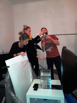 Nauczyciele Technikum na kursie fotografii produktowej.