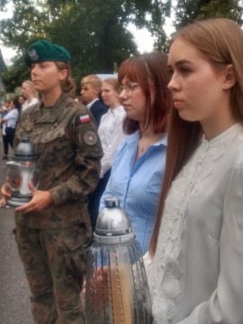 Młodzież Technikum im. Józefa Piłsudskiego pamięta! 86. rocznica bombardowania węzła kolejowego Brzesko-Słotwina