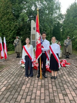 Młodzież Technikum im. Józefa Piłsudskiego pamięta! 86. rocznica bombardowania węzła kolejowego Brzesko-Słotwina