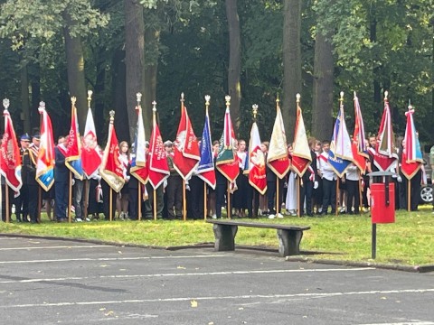 Młodzież Technikum im. Józefa Piłsudskiego pamięta! 86. rocznica bombardowania węzła kolejowego Brzesko-Słotwina