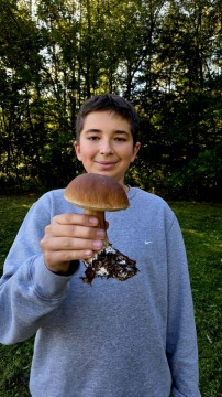 Wspólna droga ku pamięci – integracja i patriotyzm na jesiennym rajdzie pierwszoklasistów z Technikum im. J. Piłsudskiego w Brzesku