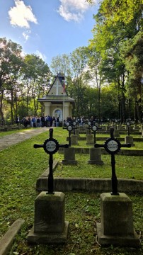 Wspólna droga ku pamięci – integracja i patriotyzm na jesiennym rajdzie pierwszoklasistów z Technikum im. J. Piłsudskiego w Brzesku