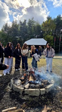 Wspólna droga ku pamięci – integracja i patriotyzm na jesiennym rajdzie pierwszoklasistów z Technikum im. J. Piłsudskiego w Brzesku