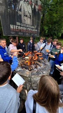 Wspólna droga ku pamięci – integracja i patriotyzm na jesiennym rajdzie pierwszoklasistów z Technikum im. J. Piłsudskiego w Brzesku