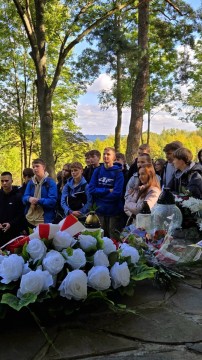 Wspólna droga ku pamięci – integracja i patriotyzm na jesiennym rajdzie pierwszoklasistów z Technikum im. J. Piłsudskiego w Brzesku