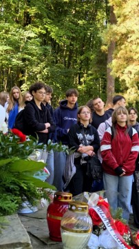 Wspólna droga ku pamięci – integracja i patriotyzm na jesiennym rajdzie pierwszoklasistów z Technikum im. J. Piłsudskiego w Brzesku
