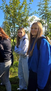 Wspólna droga ku pamięci – integracja i patriotyzm na jesiennym rajdzie pierwszoklasistów z Technikum im. J. Piłsudskiego w Brzesku