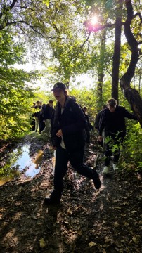 Wspólna droga ku pamięci – integracja i patriotyzm na jesiennym rajdzie pierwszoklasistów z Technikum im. J. Piłsudskiego w Brzesku