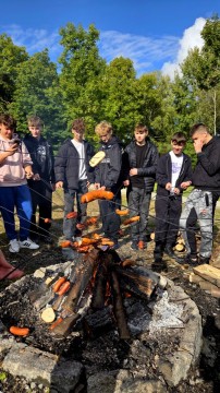 Wspólna droga ku pamięci – integracja i patriotyzm na jesiennym rajdzie pierwszoklasistów z Technikum im. J. Piłsudskiego w Brzesku