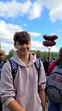 Wspólna droga ku pamięci – integracja i patriotyzm na jesiennym rajdzie pierwszoklasistów z Technikum im. J. Piłsudskiego w Brzesku