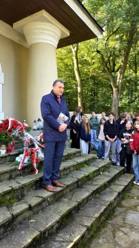 Wspólna droga ku pamięci – integracja i patriotyzm na jesiennym rajdzie pierwszoklasistów z Technikum im. J. Piłsudskiego w Brzesku