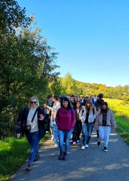 Wspólna droga ku pamięci – integracja i patriotyzm na jesiennym rajdzie pierwszoklasistów z Technikum im. J. Piłsudskiego w Brzesku