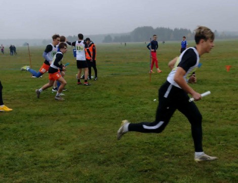 Sukces uczniów Technikum im. J. Piłsudskiego na Małopolskiej Licealiadzie w Sztafetowych Biegach Przełajowych