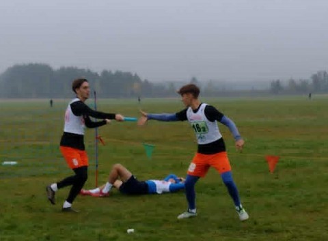 Sukces uczniów Technikum im. J. Piłsudskiego na Małopolskiej Licealiadzie w Sztafetowych Biegach Przełajowych