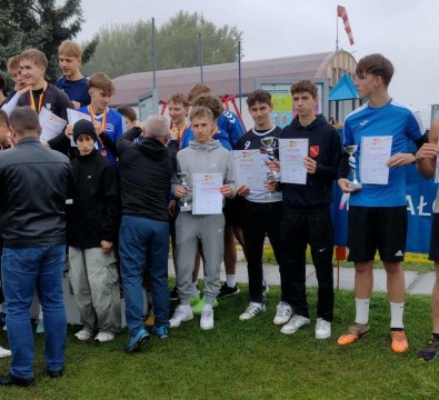 Sukces uczniów Technikum im. J. Piłsudskiego na Małopolskiej Licealiadzie w Sztafetowych Biegach Przełajowych