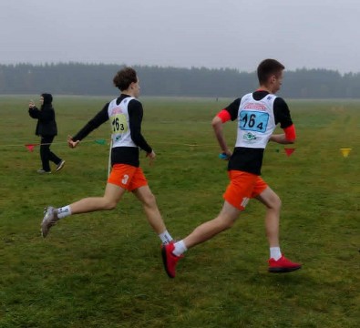 Sukces uczniów Technikum im. J. Piłsudskiego na Małopolskiej Licealiadzie w Sztafetowych Biegach Przełajowych