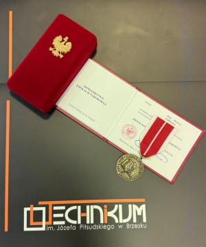 Pani Dyrektor Technikum im. Józefa Piłsudskiego w Brzesku odznaczona Medalem Komisji Edukacji Narodowej