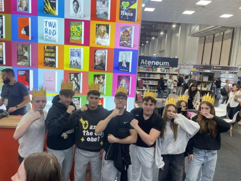 Uczniowie z Technikum im. J. Piłsudskiego w Brzesku na Targach Książki w Krakowie