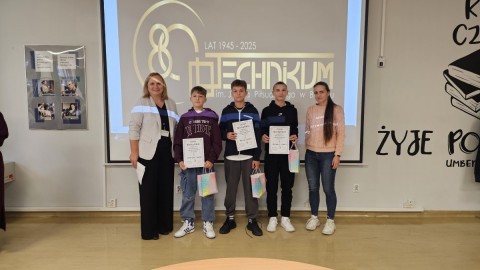 Siódmoklasiści i Ósmoklasiści w Grze Terenowej w Języku Angielskim z Okazji 80-Lecia Szkoły