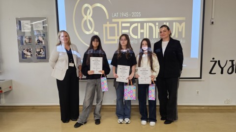 Siódmoklasiści i Ósmoklasiści w Grze Terenowej w Języku Angielskim z Okazji 80-Lecia Szkoły