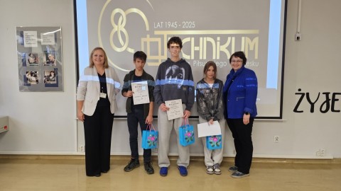 Siódmoklasiści i Ósmoklasiści w Grze Terenowej w Języku Angielskim z Okazji 80-Lecia Szkoły