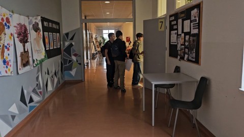 Siódmoklasiści i Ósmoklasiści w Grze Terenowej w Języku Angielskim z Okazji 80-Lecia Szkoły