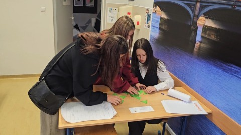 Siódmoklasiści i Ósmoklasiści w Grze Terenowej w Języku Angielskim z Okazji 80-Lecia Szkoły