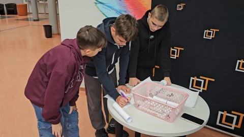 Siódmoklasiści i Ósmoklasiści w Grze Terenowej w Języku Angielskim z Okazji 80-Lecia Szkoły