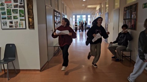 Siódmoklasiści i Ósmoklasiści w Grze Terenowej w Języku Angielskim z Okazji 80-Lecia Szkoły