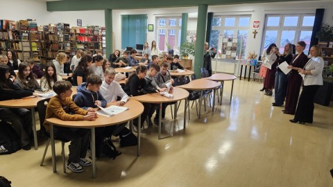 Siódmoklasiści i Ósmoklasiści w Grze Terenowej w Języku Angielskim z Okazji 80-Lecia Szkoły