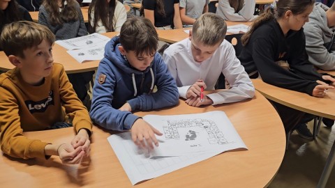 Siódmoklasiści i Ósmoklasiści w Grze Terenowej w Języku Angielskim z Okazji 80-Lecia Szkoły