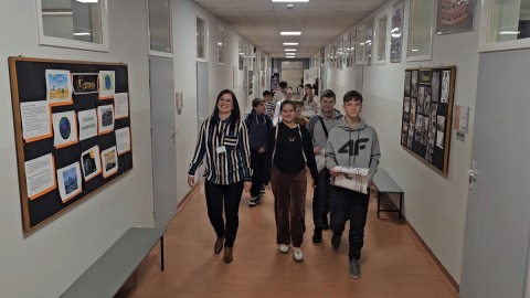 Siódmoklasiści i Ósmoklasiści w Grze Terenowej w Języku Angielskim z Okazji 80-Lecia Szkoły