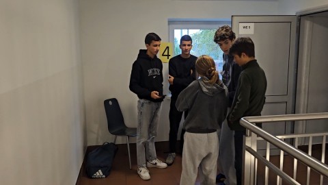 Siódmoklasiści i Ósmoklasiści w Grze Terenowej w Języku Angielskim z Okazji 80-Lecia Szkoły